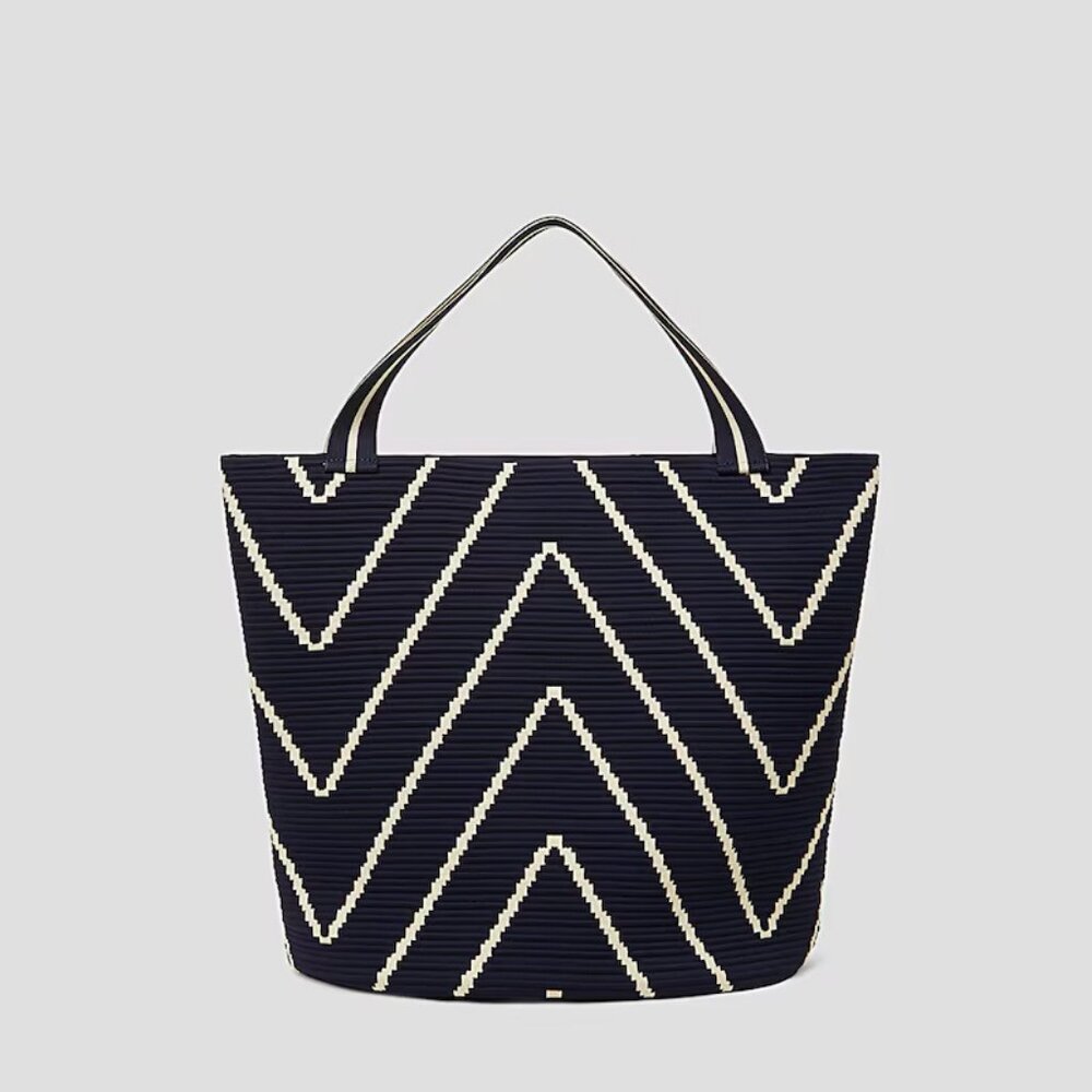 NWT Vivaia Colette Bucket Tote Navy Chevron XL Perfect Tote: Beach, Office, Shop